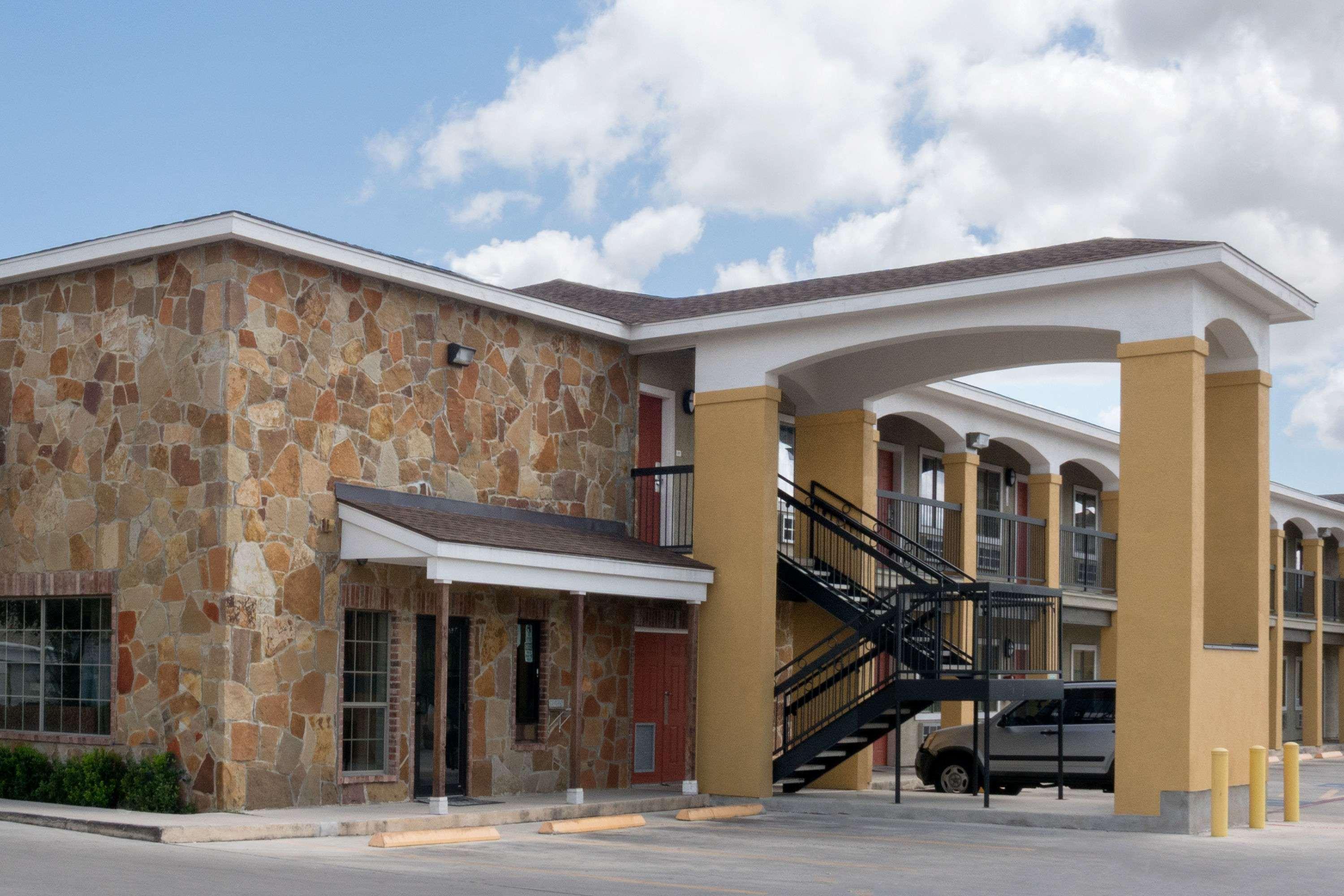 ซูเปอร์ 8 บาย วินด์แฮม ซานอันโตนิโอ เนียร์ ฟอร์ตแซมฮุสตัน Motel ภายนอก รูปภาพ