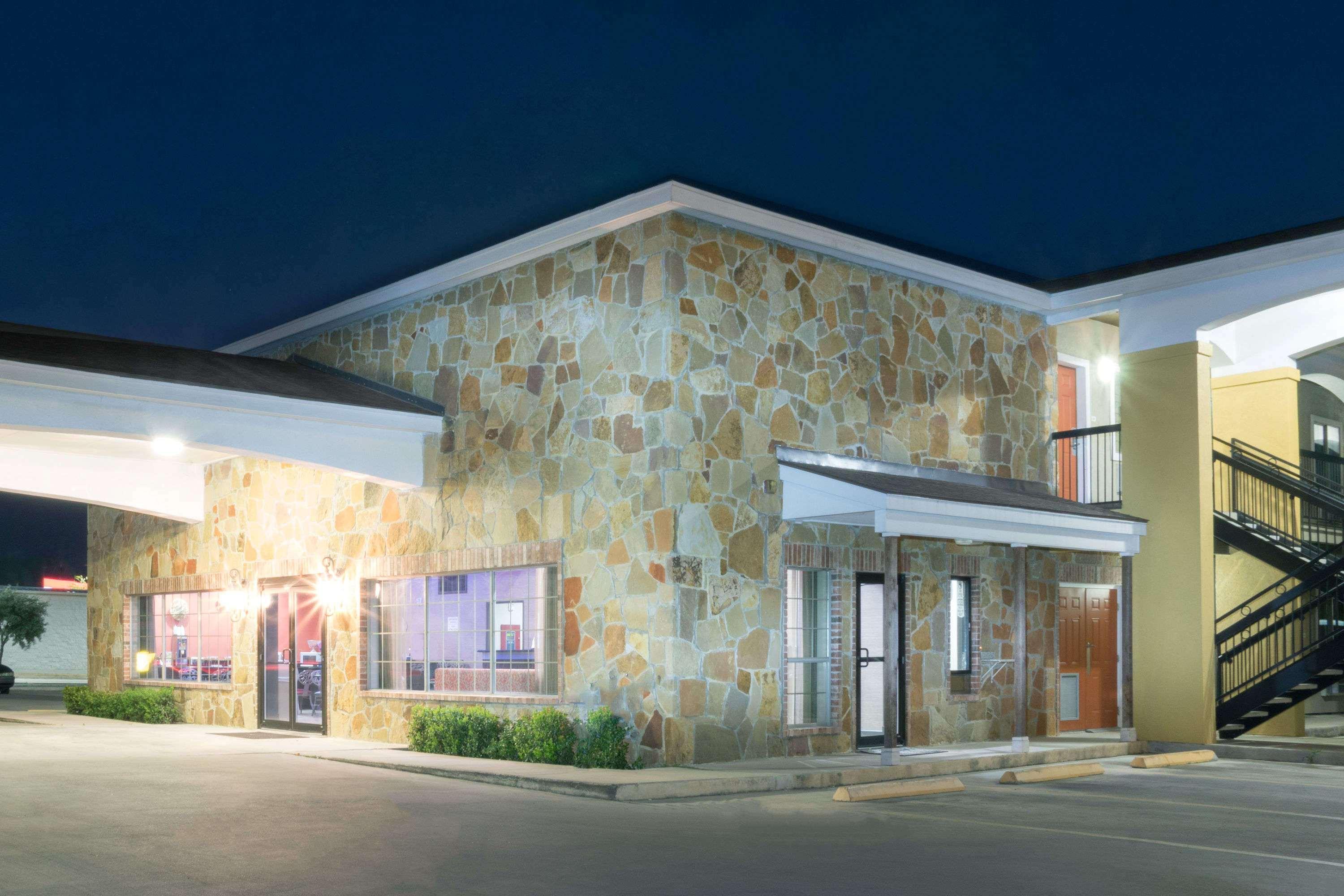 ซูเปอร์ 8 บาย วินด์แฮม ซานอันโตนิโอ เนียร์ ฟอร์ตแซมฮุสตัน Motel ภายนอก รูปภาพ